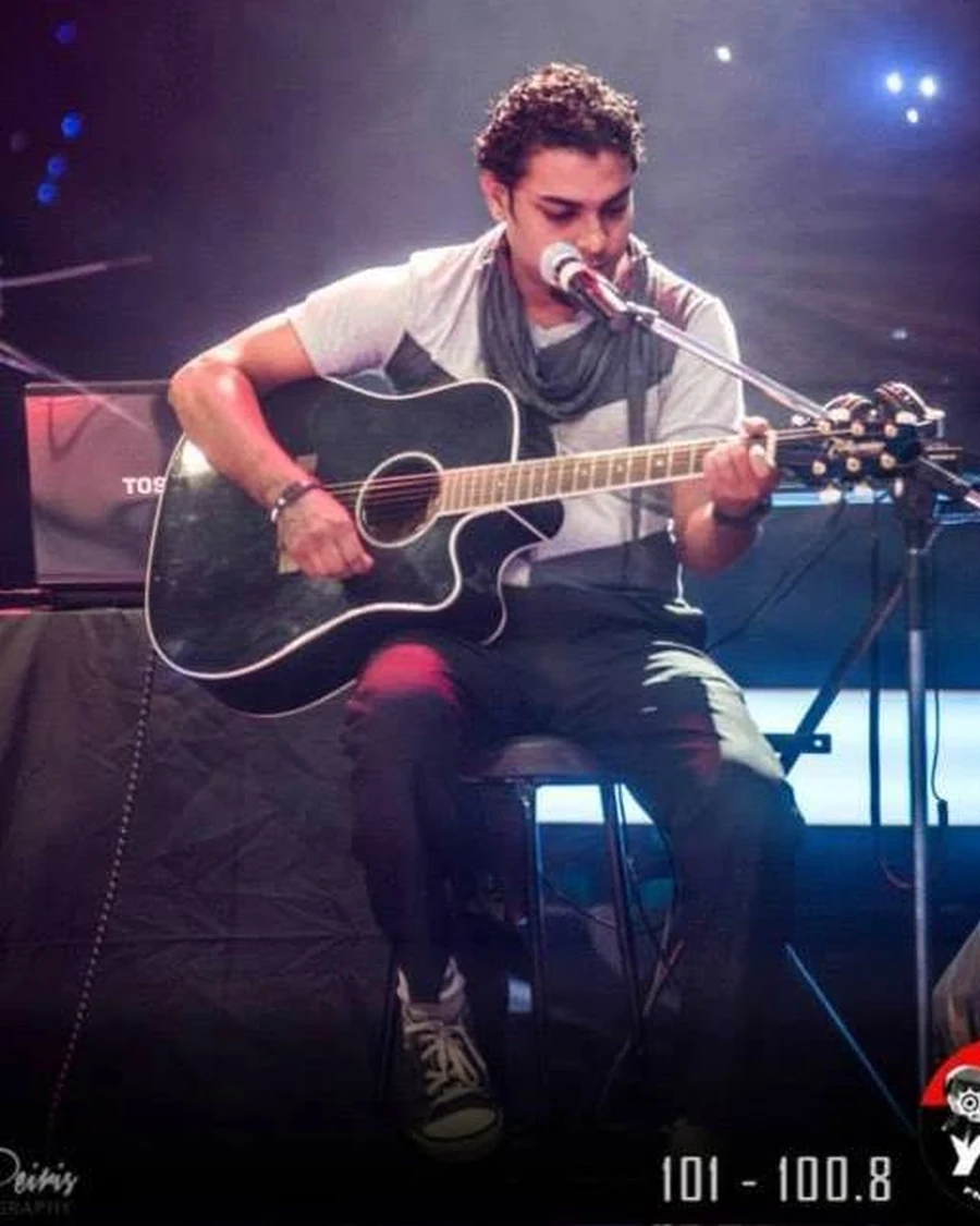 Maduwan Rangika playing guitar